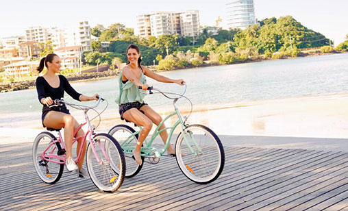 Lifestyle image of friends out and earning points with a Rewards Credit Card.